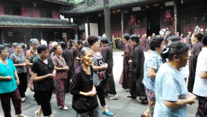 Cina, Chendù. Processione con mantra al Tempio Wenshu.