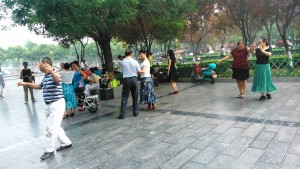 Cina, Luoyang. Aspetti della Piazza Wangchéng Quingniangong alle 8.30 di mattina di sabato 2 agosto.