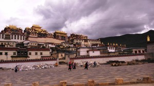 Cina, Sangri-La, dintorni. Ganden Sumtseling Gompa, monastero costruito 300 anni fa.