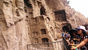 Cina, dintorni di Luoyang. Le grotte buddhiste di Longmen, 494 d. C.