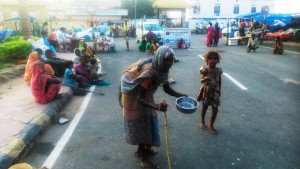India, Bodhgaya. Mendicanti all'ingresso della zona pedonale.