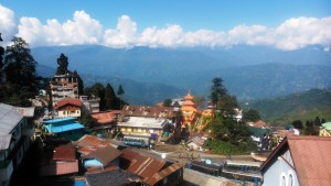 India, Darjeeling. Panorama dalla Gandhi Road. Si intravedono la stazione ferroviaria del Toy Train e il Tempio indù sottostante.