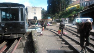 India, Darjeeling.La stazione ferroviaria tutelata dall'UNESCO. In primo piano un portatore.