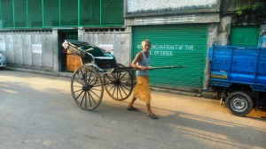 India, Kolkata. Un uomo-risciò.