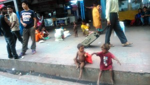 India, New Japaiguri station. Bambini che vivono nella stazione ferroviaria.