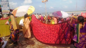 India, Varanasi. Asciugatura dei sari lungo le rive del Gange.