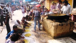 India, Varanasi. La mensa dei poveri lungo la Main Road.