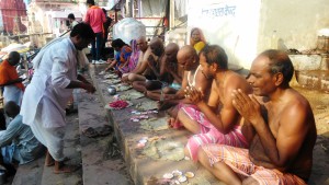 India, Varanasi. Lezioni di rituali al Ghat.