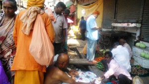 India, Varanasi. Vendita di prodotti per i rituali.