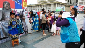 Mongolia, foto in costume d'epoca per il Naadam in Piazza Sukhbaatar.