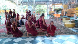 Myanmar, preghiera al Tempio Shwethalyaung Buddha.