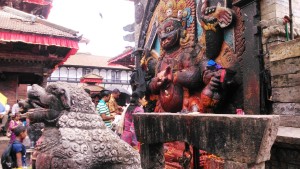 Nepal, Kathmandu. Rituali e offerte a Shiva in un tempietto accanto a Durbar Square.