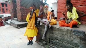 Nepal, Pashupatinath. Incontro di sadu (seguaci di Shiva) lungo la scalinata del Tempio.