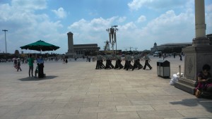 Pechino, ronde di soldati in piazza Tian'anmen