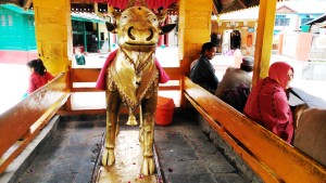 Bharmour, la vita intorno alla scultura del toro, simbolo di Shiva.