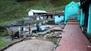 Bharmour, vasche di acqua sorgiva utilizzate come piscina da alcuni giovani. Accanto, il Bharmati Temple, dedicato alla dea patrona della città.