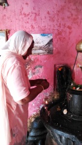 Chamba, la signora che lava le sculture sacre del Bansi Gopal Temple e poi accende gli incensi..