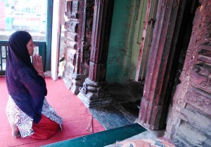 Chamba, preghiera del mattino all'Hari Rai Temple, costruito nell'Xi secolo.