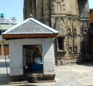 Chamba, tempietto accanto ad uno dei sei templi a capanna del Lakshmi Narayan Complex, secoli X-XI.