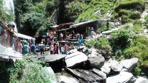 Dharamsala, turisti alla cascata del villaggio di Bhagsu.