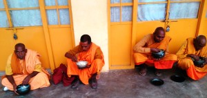 Dharamsala,McLeod Gani. Sadhu che pranzano in uno spazio del Tsuglagkhang Complex.