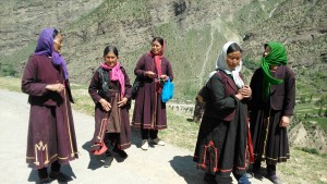 Keylong, gruppo di donne sulla strada per il Lama monastery.