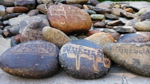 Keylong, scritte buddhiste su dei sassi.