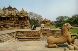 Khajuraho, Kandarja Mahadeva Temple. Costruito tra il 1025 e il 1050, è il più vasto di Khajuraho e contiene un grandissimo numero di scene erotiche.