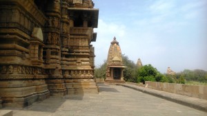 Khajuraho, Varaha Temple. Costruito nel 900 e dedicato a Vishnu reincarnato sotto l’aspetto di un cinghiale.