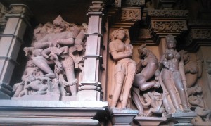 Khajuraho, figure scolpite, in rilievo, al Varaha Temple. Costruito nel X secolo è dedicato a Vishnu reincarnato sotto forma di un cinghiale.