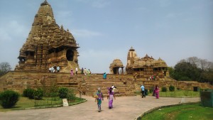 Khajuraho, turisti in visita al gruppo di templi occidentali.