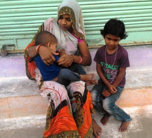 Khajuraho. madre con bambini nel villaggio della old town.
