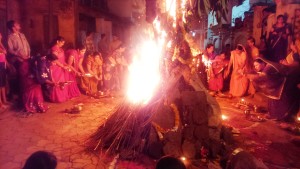 Maheshwar, il rituale dell'Holi che festeggia i colori della primavera intorno al falò.