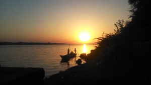 Maheshwar, pescatori al tramonto vicino al ghat della parte ovest della cittadina.