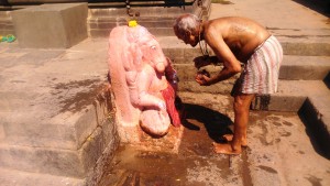 Maheshwar, pulizia alla statua dell'elefante, uno dei simboli hindù.