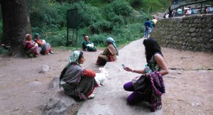 Manali, Parco naturale. Donne in costume e con un coniglio d'angora a disposizione per le foto dei turisti.