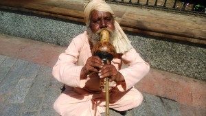Manali, suonatore di flauto lungo il Mall, la Main road.