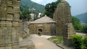 Mandi, il Triloknath Temple, costruito nel 1520, sorge di fronte al Panch Bahktar Temple, sull'altra sponda del fiume Beas.