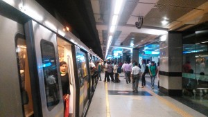 Old Delhi. La linea metrò tra Chandni Chowk, vicino al Red Fort e Ramakrisna station, vicino al Main bazar.