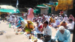 Omkareshwar, Gomuk Ghat. Pellegrini mentre celebrano la puja con un prete.