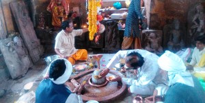 Omkareshwar, rituale al lingam di Shiva alle rovine di un vecchio tempio.