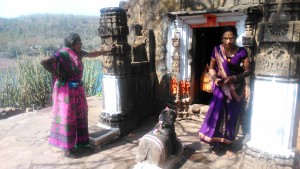 Omkareshwar, visita ad un tempietto posto lungo la stradina che porta al Gaudi Somnnath Temple.