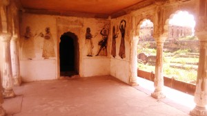 Orchha, panoramica delle pitture murali che si trovano nelle stanze del Raj Mahal.