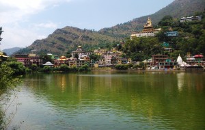 Rewalsar Lake. Il lago sacro e sulla collina la statua di Padmasambha, una reincarnazione del Buddha, alta 12 metri, del Zigar Drokpa Institute.