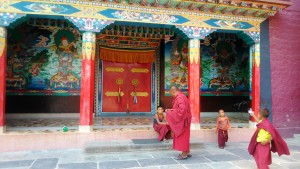 Rewalsar, allievi del Debung Kagyud Gompa mentre giocano sotto lo sguardo di un monaco.