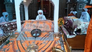 Rewalsar, preghiera e simboli sikh al tempio gurdwara.