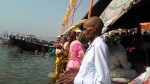 Varanasi, Dasaswamedh Ghat. Pellegrini del sud raccolti in preghiera sulla riva della Madre Ganga.