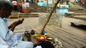 Varanasi, Dasaswamedh Ghat. Preghiera.