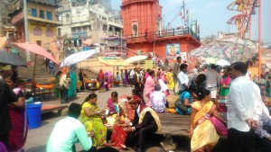 Varanasi, banchetti nuziali sulle rive del Gange.