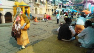 Varanasi, camminando lungo i ghat.